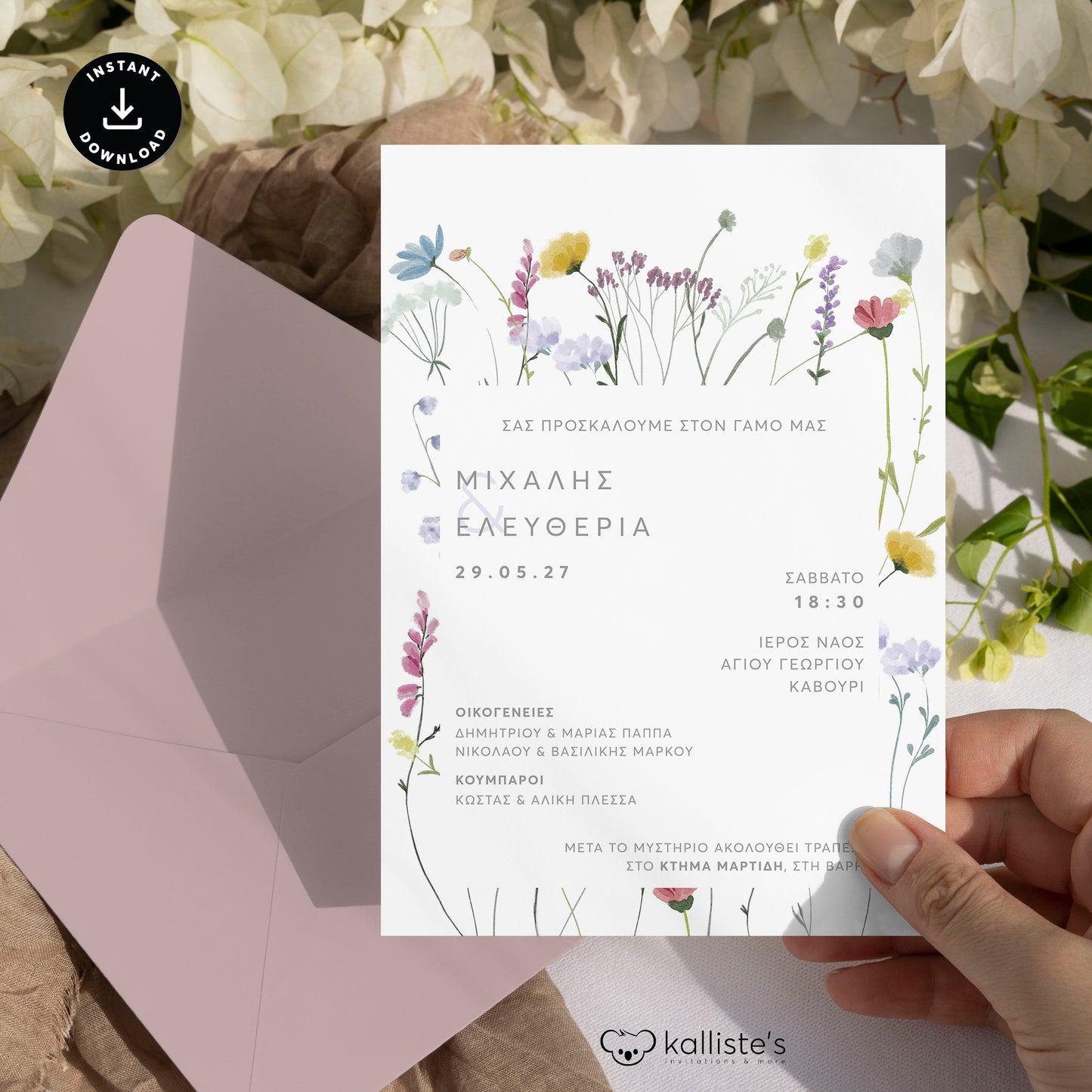 Προσκλητήριο γάμου floral με φάκελο σε ροζ χρώμα σε mockup χεριού
